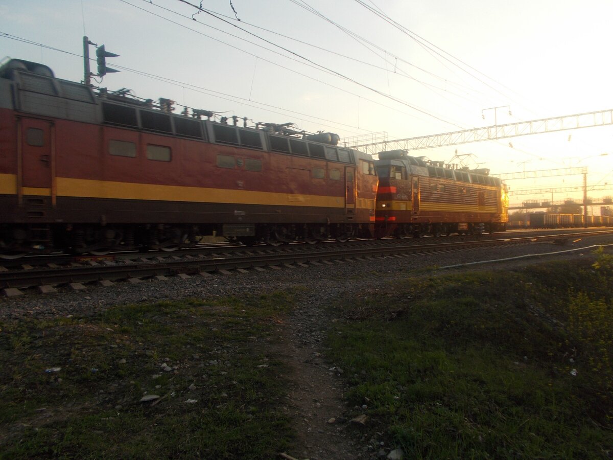 И в день съемки этот поезд также был под тягой ЧС4т. Второй, наверняка, просто перегонялся.