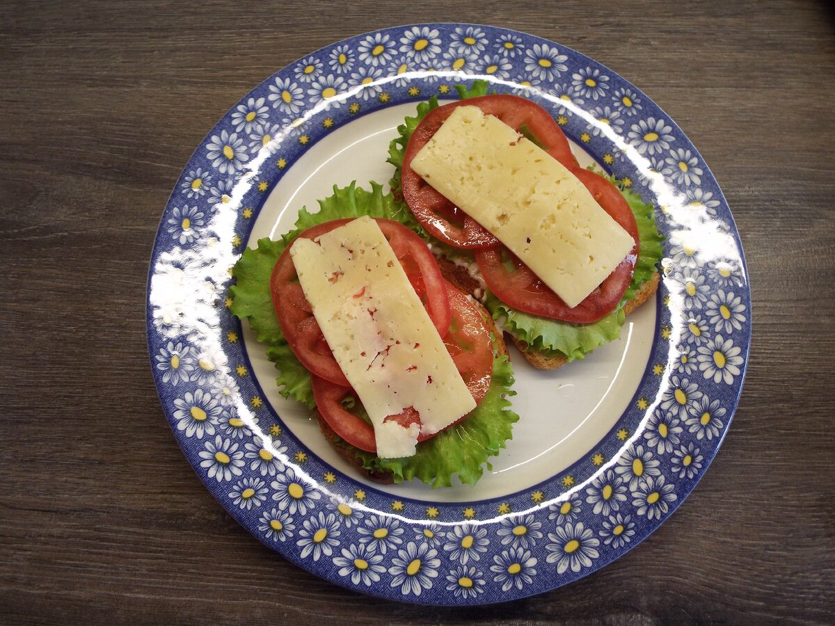 Бутерброды с помидорами и сыром