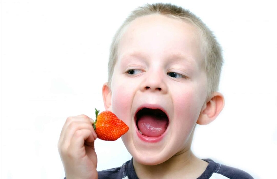 человеку вкусно. вкусовые эмоции. человек ест лимон. жевание резинки.