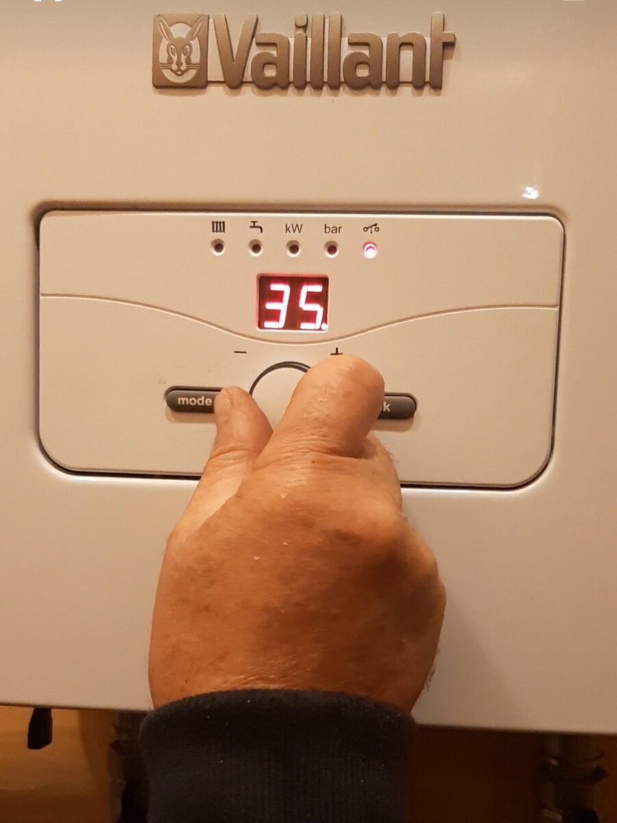 Тут мастер вручную мне сначала демонстрировал управление котлом. 