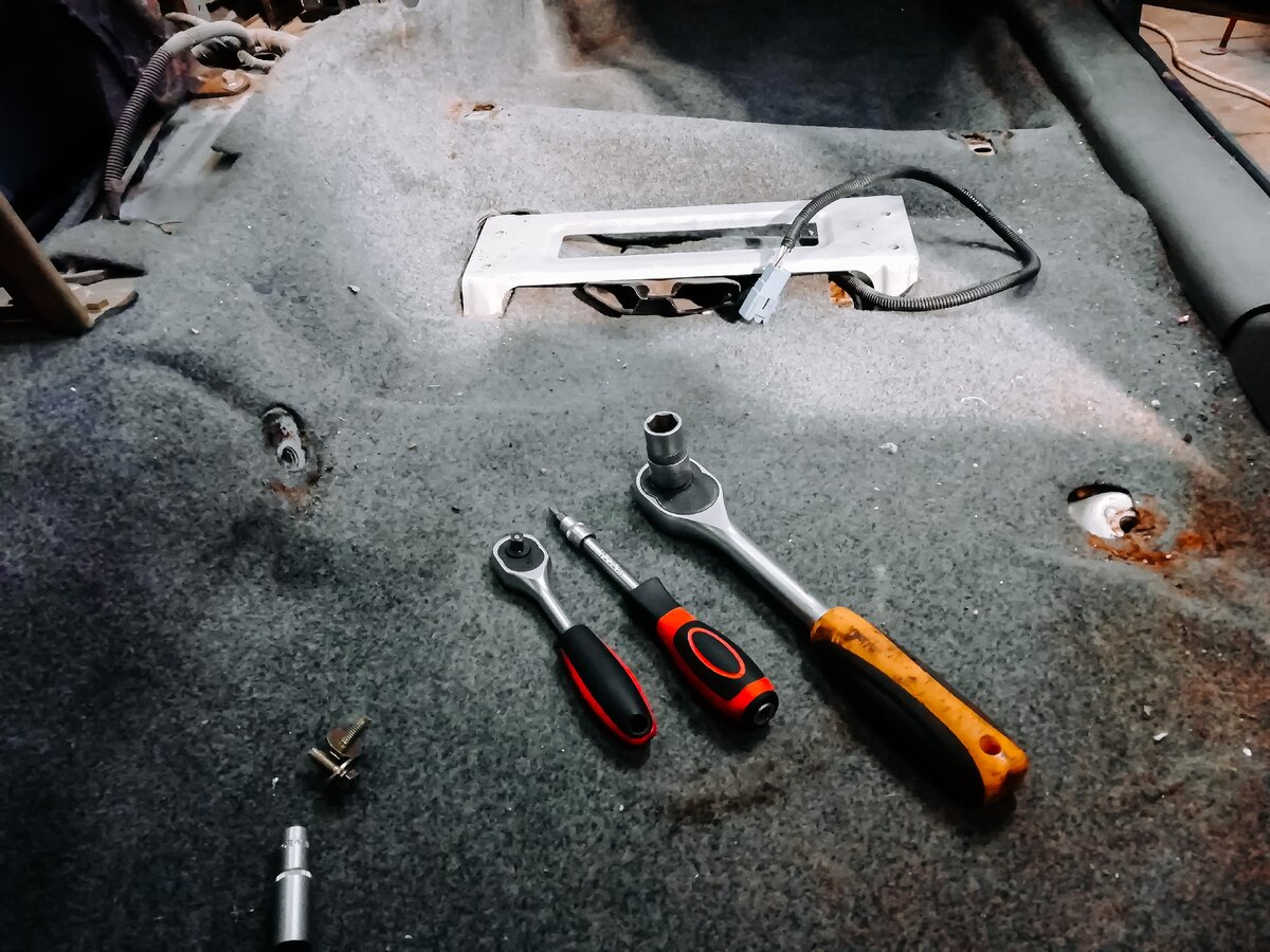 Первое, что необходимо сделать, - снять сиденья, водительское и пассажирское, чтобы освободить рабочее пространство