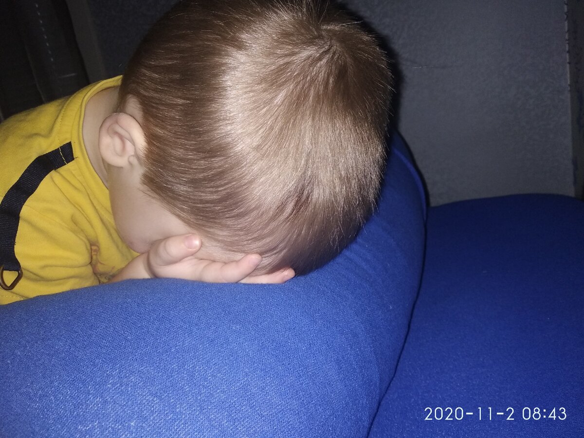 Грустный Вадечка, который хотел потыкать в папин телефон, всегда лежащий под подушкой, но телефон в этот день папа спрятал. От Вадечки