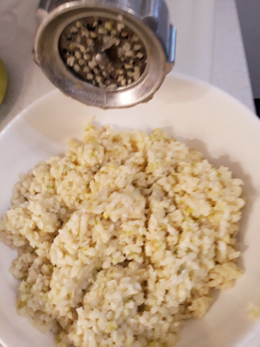 Чеснок измельчен в мясорубке