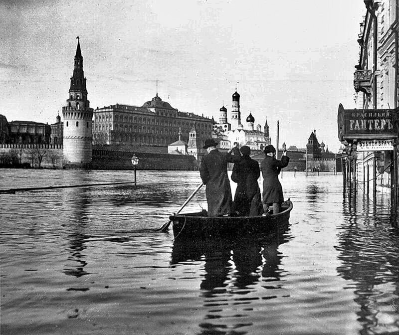 В конце апреля 1908 года Москва утонула. Вода стояла в Александровском саду и подошла к самому Кремлю. По Замоскворечью передвигаться можно было исключительно вплавь. Затоплено было 16 квадратных километров - огромная территория для не такого большого, как сейчас, города. Причиной стала затянувшаяся зима и последовавшее за ней резкое потепление.Паводок принес с собой и убытки: только сахарный завод Гепнера в Дорогомилове получил ущерба на 7 млн рублей. Он отказался перевозить товар, и 350 тысяч пудов сахара растаяли - на сутки вода в Москве стала сладкой.