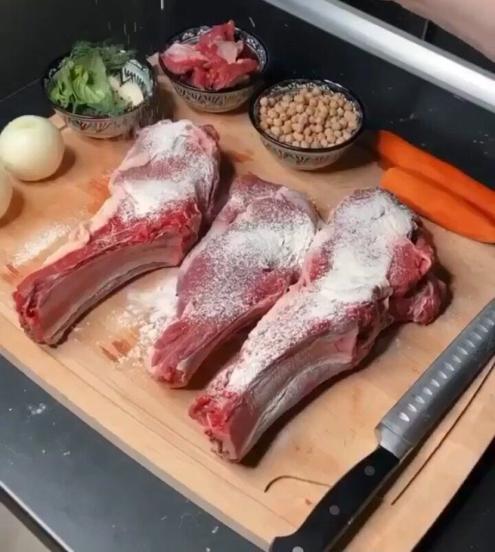 Обсыпаем говядину мукой 