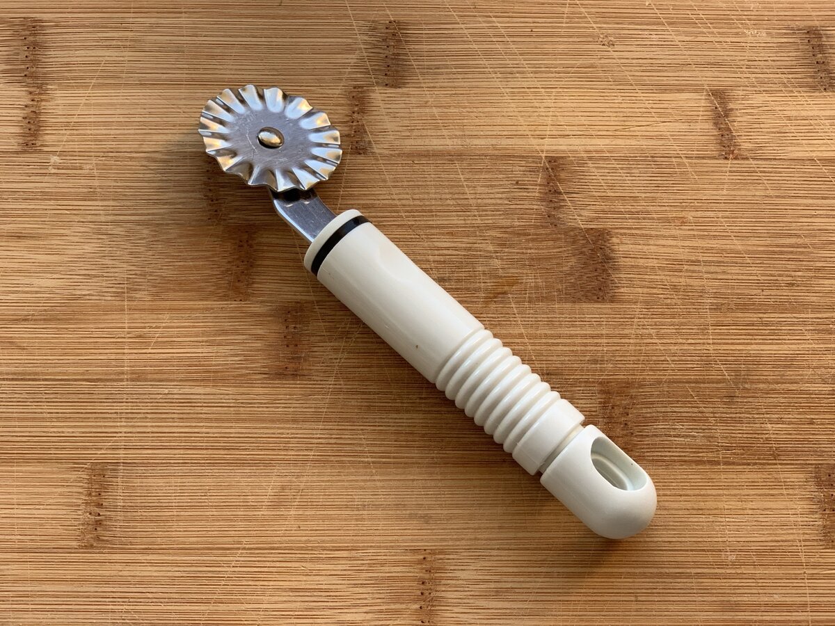 С помощью этого колёсика получаются волнистые по краям полоски для пирога.