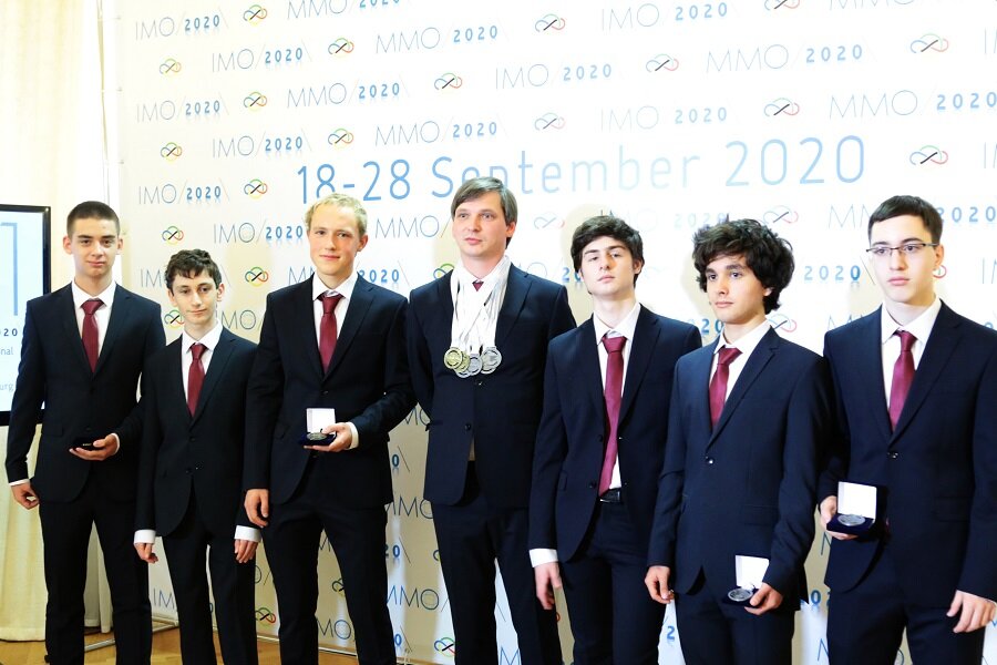 Сборная России на Международной математической олимпиаде, в центре – руководитель сборной, педагог дополнительного образования Президентского физико-математического лицея №239 Кирилл Сухов. Источник фото: пресс-служба РГПУ им. А.И. Герцена