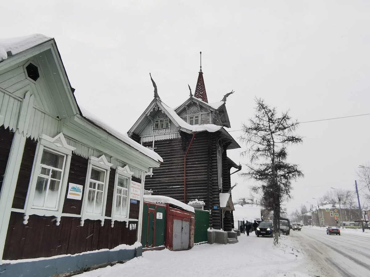 Крыльцо над входом в этот дом тоже "охраняет" дракон.