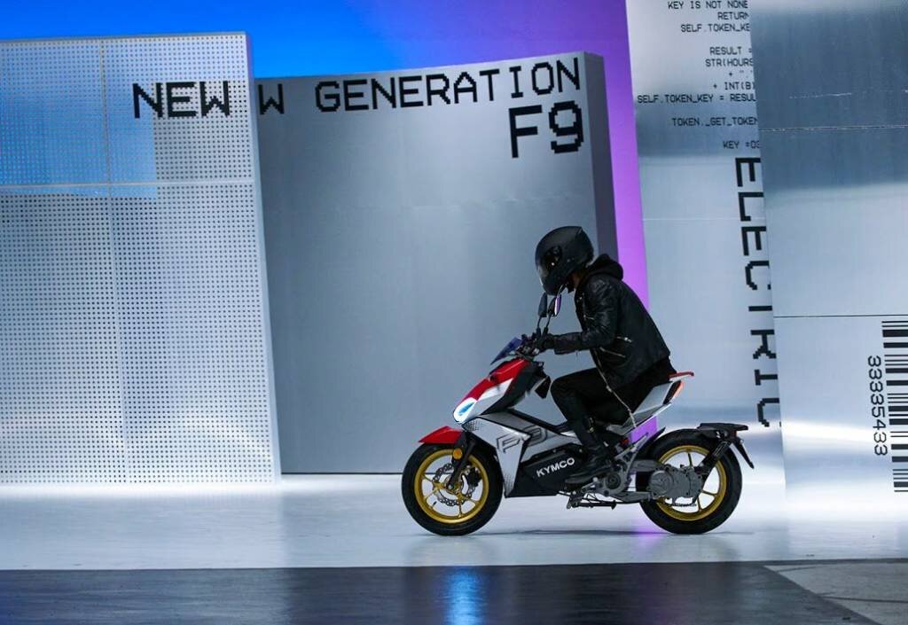 Kymco официально представила свой первый электрический мотоцикл. Kymco F9 немного превосходит дешевые китайские скутеры из-за чуть большей батареи и заметно большей мощности.