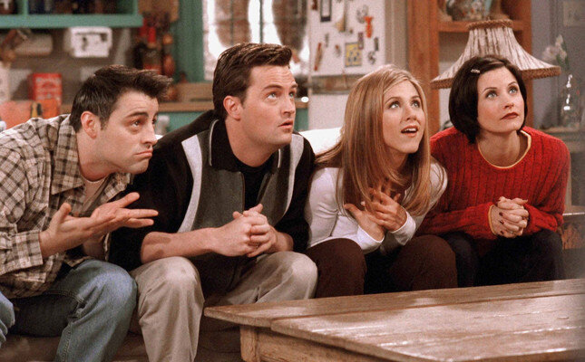 Редактировать галереюМы рискуем начать казаться непревзойденными из-за застрявшей пластинки, но игры уже много лет являются самой быстрорастущей частью индустрии развлечений.  И их аудитория, и доходы давно опережают как фильмы, так и музыку, и продолжают успешно расти.  В прошлом году размер игрового рынка достиг 165 миллиардов долларов.  Большая часть этой суммы (85 миллиардов) приходится на мобильные игры.  С одной стороны, их популярность определяется развитием самих телефонов - более мощные процессоры, более качественные экраны, более широкий выбор более сложных игр.  Однако здесь работают и другие факторы.  Например, социальный аспект.  Особенно сейчас, в условиях пандемии, мобильные игры становятся отличной формой общения.  Поэтому в этот раз мы предлагаем вам поближе познакомиться с лучшими  онлайн-  играми для компании друзей.Для  любителей  карт и  фэнтези  - HearthstoneРедактировать галереюОдной из самых ярких тенденций в мобильных играх последних лет стала адаптация известных названий консолей или настольных компьютеров к маленьким экранам.  Зачем это делается, понять нетрудно.  С одной стороны, он использует узнаваемость бренда и в то же время привлекает ранее недоступную долю аудитории.  Hearthstone  - именно такая игра.  Это имя хорошо известно геймерам на персональных компьютерах.  Его механика очень проста.  Вы создаете свою  фантазию колода карт, затем поиграйте с ней, выиграйте новые и лучшие карты, снова играйте, снова улучшайте колоду и т. д. Поскольку очарование Hearthstone действительно не в графике, им могут наслаждаться даже владельцы беспомощных телефонов, а собирая аспект и азарт привлечут вас с первого матча.  Совет для новичков: найдите время, чтобы  просмотреть  руководства,  которые помогут вам получить преимущество перед друзьями.Для удаленной (или не обязательно) вечеринки - Psych!Редактировать галереюВ 1980-х годах в Канаде была выпущена настольная игра Balderdash, которая очень быстро стала настоящей звездой друзей.  Здесь игрок получил карточку с замысловатым словом и должен был придумать его фиктивное определение, по которому другие должны были угадать настоящее слово.  Принцип очень простой, но очень инклюзивный.  Неудивительно, что очень быстро стало появляться больше игр, использующих ту же механику.  Они также постепенно начали подниматься на другие платформы.  Псих! - отличный пример.  Игроки собираются здесь, в виртуальной комнате, и один за другим создают фальшивые ответы на различные вопросы викторины.  Очки набираются либо путем обмана других игроков, либо путем правильного определения неправильных ответов.  Дополнительное волнение определенно усилит недоверие ваших друзей.  Псих!  отлично проведете время как во время вечеринки Zoom, так и когда вы закончите встречу вживую.Классические настольные игры на вашем телефонеРедактировать галереюНастольные игры не только без надобности десятилетиями не только не теряют популярности, но даже неуклонно ее растут.  Например, их рынок, по прогнозам, вырастет примерно на 13 процентов в течение следующих пяти лет.  и 2026 г.  достигнет 30 миллиардов.  долларовый лимит.  Секрет успеха - азарт и возможность общаться как со старыми, так и с новыми друзьями.  Смартфоны еще больше повысили популярность настольных игр, переместив их в виртуальное пространство.  Мы можем найти самые известные имена в Google Play или Apple AppStore.  Ищете что-то простое, но очень увлекательное, одновременно занимательное и злобное?  Скачать карточную игру  UNO.  Больше интересует классика, требующая тактической подготовки, сноровки и немного безрассудства?  Попробуйте мобильную  монополию версия.  А может вам нравится не только тактика и стратегия ворчания, но и общение одновременно?  Вам стоит насладиться  Катаном, который  не теряет своей популярности на протяжении десятилетий  .  Вы можете играть в них все с незнакомыми людьми или пригласив друзей в компанию.Для любителей приключенческого жанра - Sky: Children of the LightРедактировать галереюЖанр приключений - один из самых популярных, очень часто привлекающий в игровой мир совершенно новых людей. Правда, если вы фанат себя и хотите, чтобы к вам присоединились друзья, вы определенно можете немного устать их уговаривать. В конце концов, им все равно придется покупать новую консоль, что, безусловно, является значительным вложением средств. К счастью, есть более простой способ. Вы можете перенести их в мир игр через другие двери - смартфоны. Небо: Дети Света- идеальное начало знакомства с жанром приключений. Здесь вы окунетесь в мир удивительно красивой анимации, после чего будете блуждать по различным заданиям, вспоминать загадки. Конечно, некоторые тоже могут это сделать. Но куда веселее путешествовать с друзьями. Все, что вам нужно сделать, это отправить им специальный QR-код, и вы сможете вместе погрузиться в мир Sky: Children of the Light. Обычно такой опыт не только веселее, но и эффективнее. Ведь несколько головных задач можно преодолеть намного быстрее, чем одну.Для любителей соревноваться - мобильные спортивные тренажеры.Редактировать галереюНи зима, ни пандемия не помогают нам заниматься спортом так, как мы хотели бы или привыкли.  Мобильные игры не могут полностью заменить реальную физическую активность, но хотя бы частично помогут вылечить этот зуд.  Если вы фанат бильярда, самое время скачать  8 Ball Pool  на свои телефоны  .  В нее можно играть как с людьми со всего мира, так и с друзьями.  Конечно, вы также можете выбрать что-нибудь более активное.  Например, симулятор  тенниса Ultimate Tennis  ,  отличающийся превосходной графикой и точной механикой  , также может быть использован как против компьютерных, так и против реальных противников.  Однако, если вы хотите включить в игру гораздо более крупную компанию, вспомните наш уже пьяный  Mario Kart Tour,  которые во время игры вы получите не только адреналин, но и множество возможностей рассердиться на друзей.