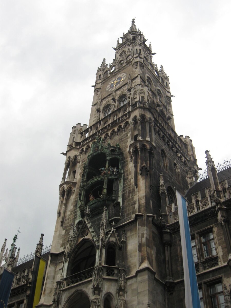 Здание новой ратуши в центре города с очень интересными часами. Фигурки на часах, когда играет музыка, движутся и как будто танцуют. Личное фото.