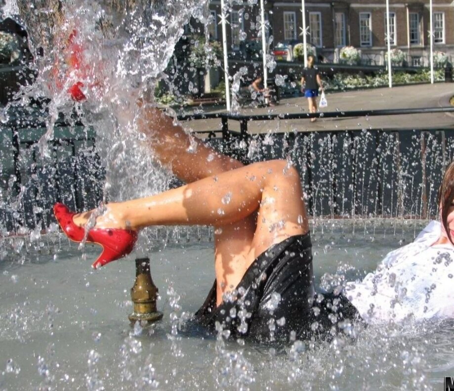 Тетка моется. Девочка плавает в фонтане. Девочка купается в фонтане. Девушки купаются в фонтане. Купание в фонтане в одежде.