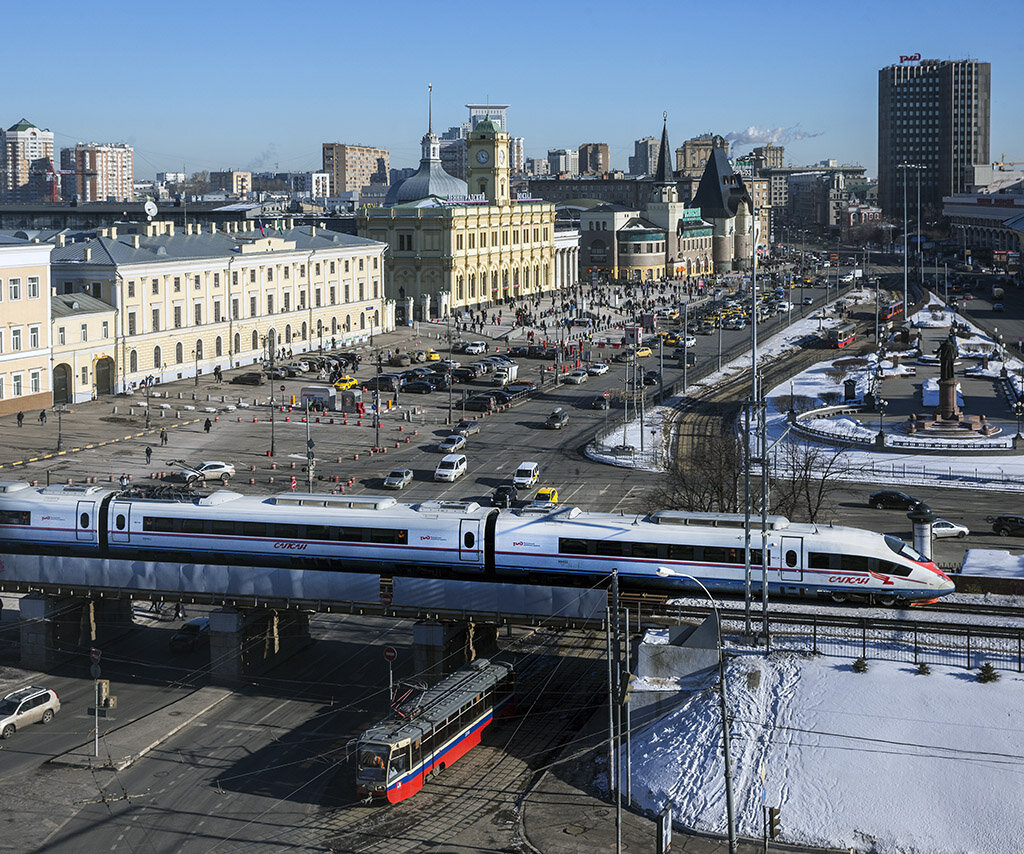 Рядом вокзал. Ленинградский вокзал Москва. Площадь трёх вокзалов в Москве Ленинградский вокзал. Ленинградский вокзал Комсомольская площадь. Ленинградский ЖД вокзал Москва.