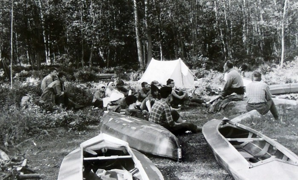 Летний поход по Карелии в 1965 году с туристической секцией МГУ им. М.  В. Ломоносова. Очередной инструктаж проводит Аркадий Васильевич Яров (Сидит — второй справа). Источник фото  http://travelreal.ru/wp-content/uploads/2015/11/pic010.jpg 