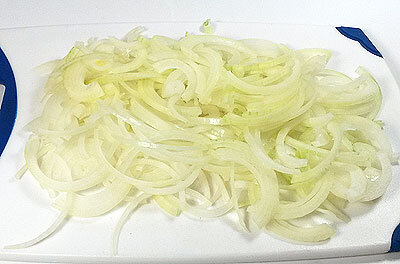 Лук нарезать полукольцам.

