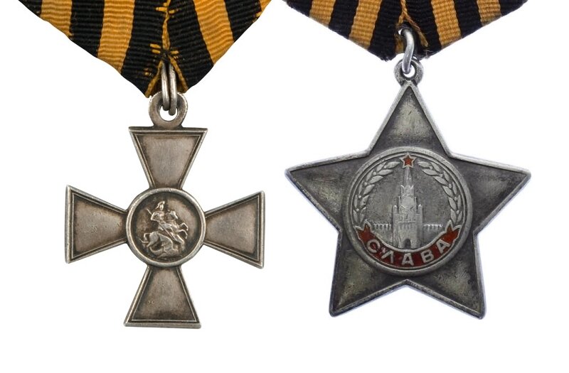 "Егорий" 4-ой степени Российской империи и "Слава" 3-ей степени Советского Союза. Кроме всего прочего, знаки данных наград имели ещё одно сходство: центральный круглый медальон как на лицевой, так и на оборотной сторонах - такие дела!