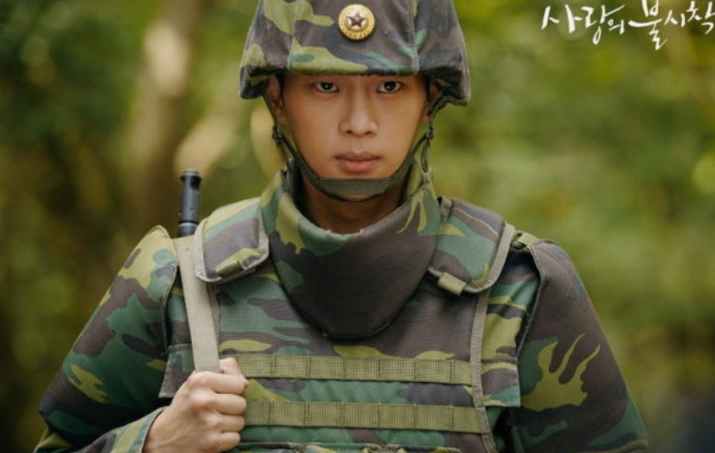 КАдр из дорамы "Аварийная посадка любви"