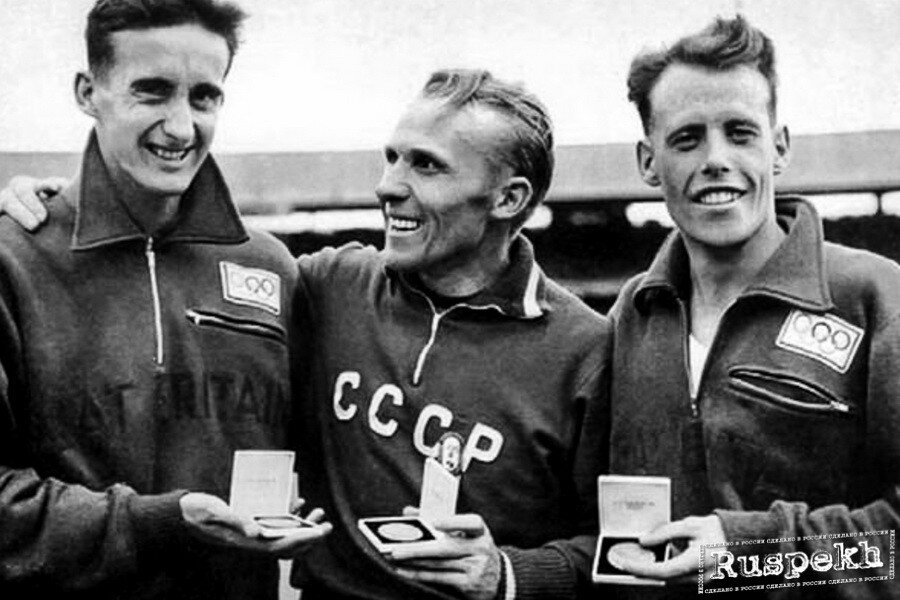 Гордон Пири (слева) и Виктор Куц (посередине) после забега на 5000 метров в рамках Олимпиады в Мельбурне