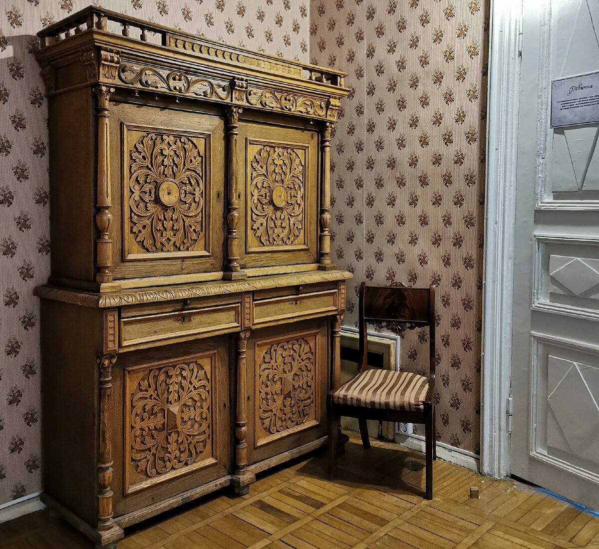 Например, этот буфет мемориальный, стоял в этом доме при жизни матери композитора