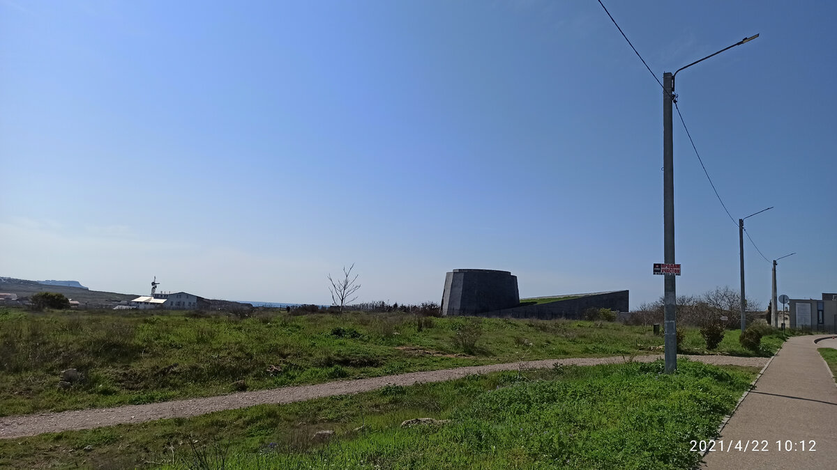 на въезде в музей.