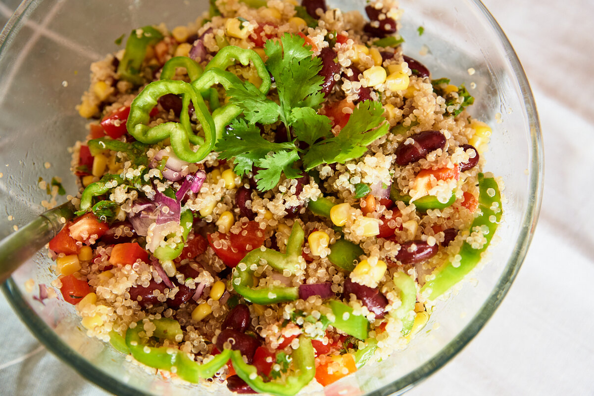 киноа с фасолью и овощами