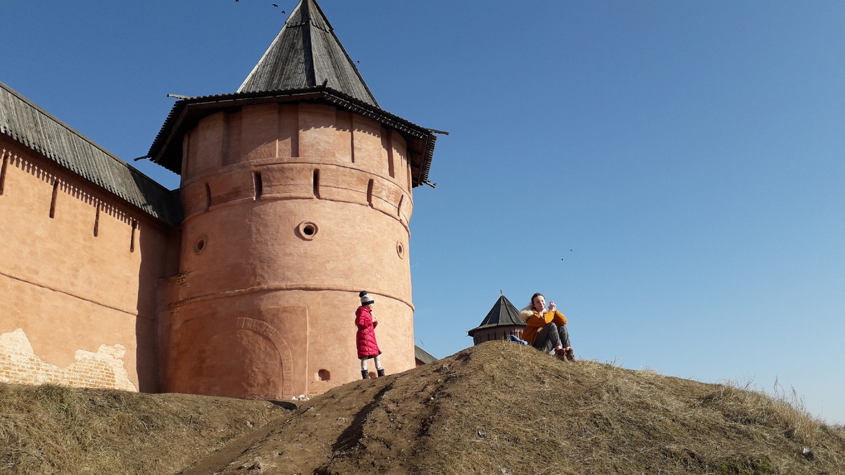 Мы с детьми каждый год путешествуем по России, и блоги на эту тему очень увлекают меня. Но фото - Суздаль. Фото автора.