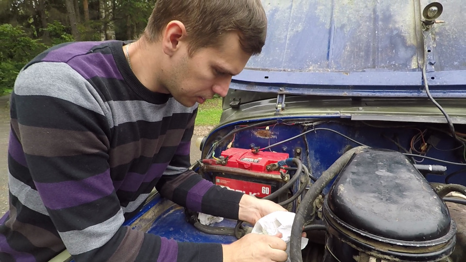 По старой традиции ни одна поездка не обходится без заглядывания под капот. Этот раз не был исключением, всего-то надо было подтянуть хомут на топливном шланге обратки. 