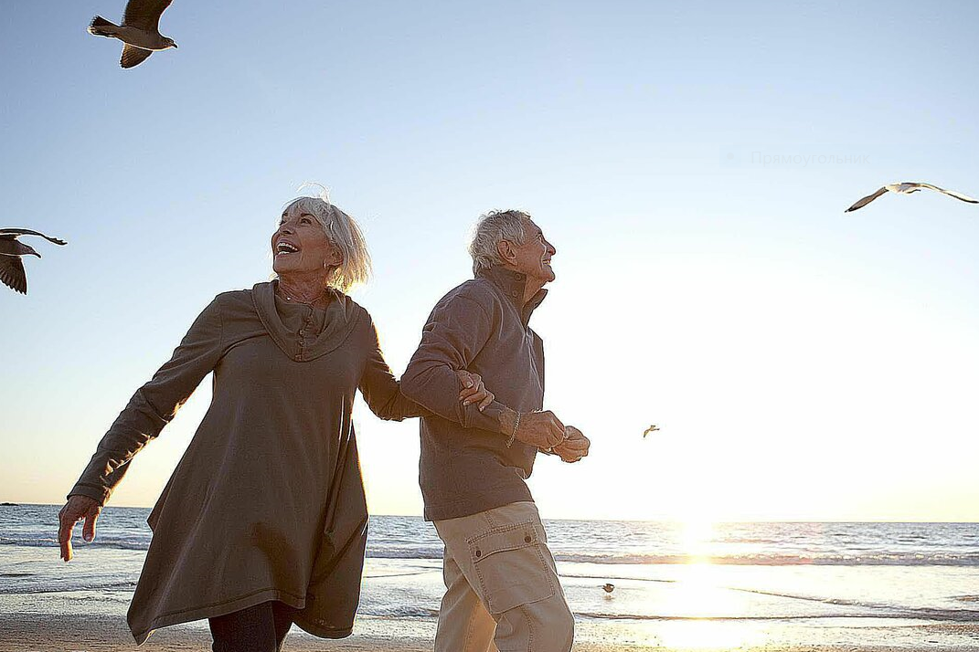 Живущие вместе видео. Долгая счастливая жизнь. Пожилая пара на берегу моря. Фото счастья радости и любви. Счастье в старости.