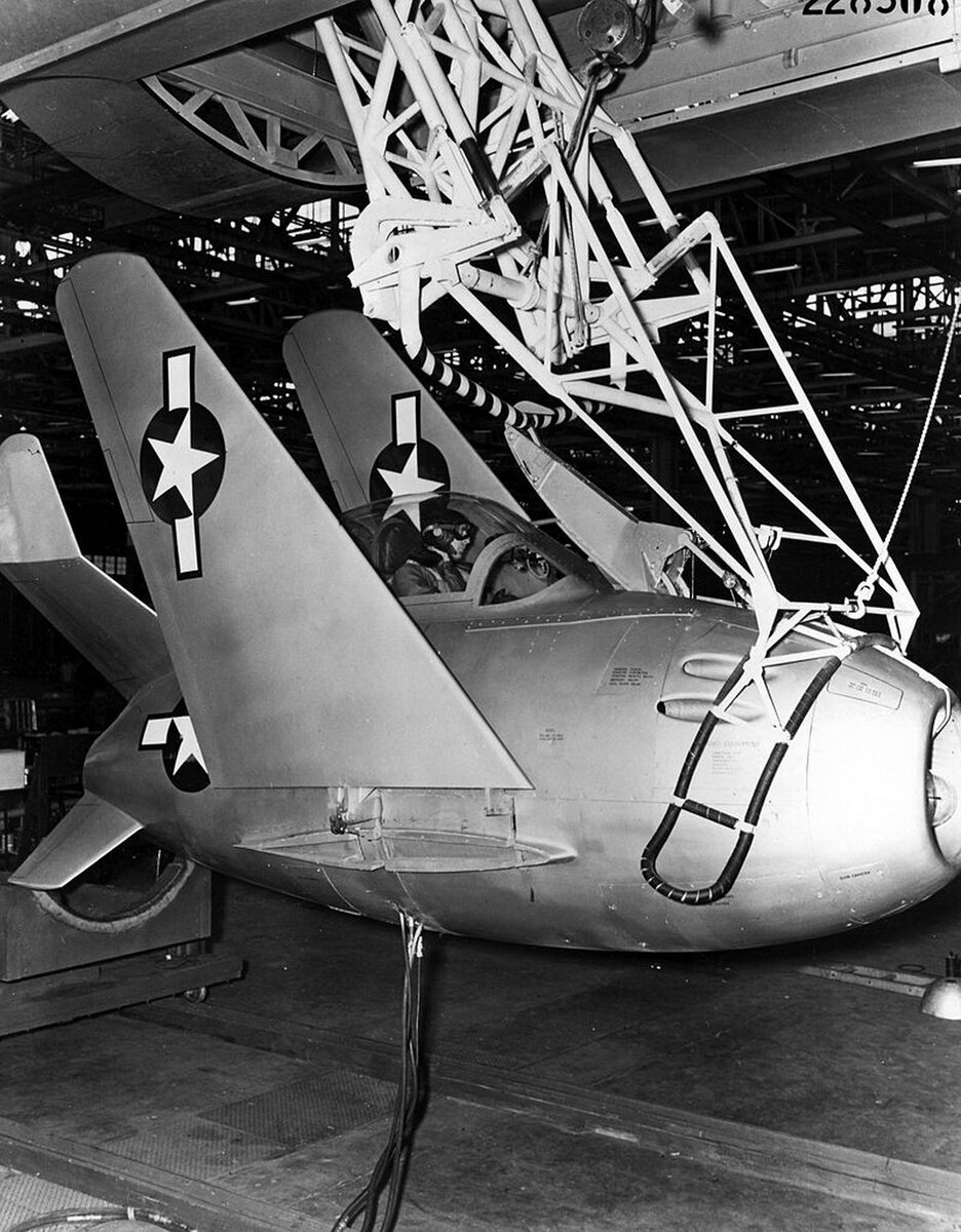 Прототип XF-85 на тестах трапеции.