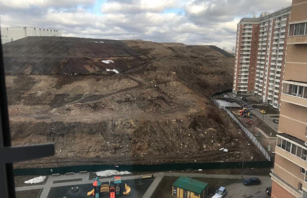 мусорная свалка в Некрасовке из окна жилого дома