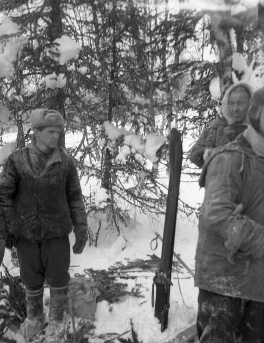 Столбцов и Курников у лабаза группы Дятлова, архивное ото 1959 года.