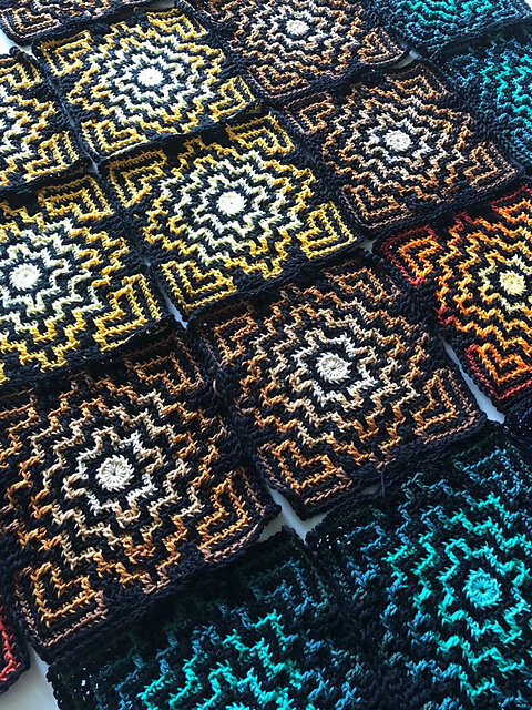 Оказывается с работами Tinna Thórudóttir Thorvaldsdóttir я уже знакома . Думаю, многие начинали свой путь в мозаике именно с  этого мотива. 