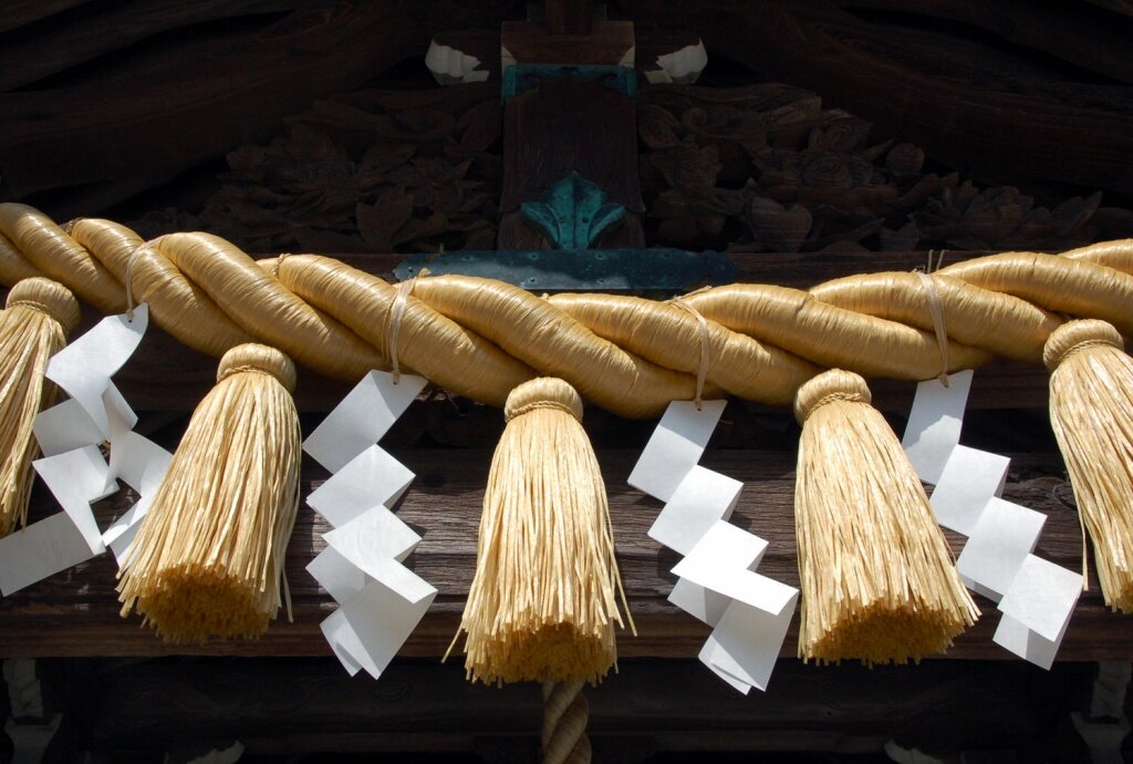 "Ограждающая" веревка симэнава, отмечающая границу священной территории, за пределы которой разрешается входить только священнику