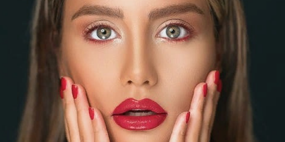 Увидела любимого с другой. Фото с фотостока.