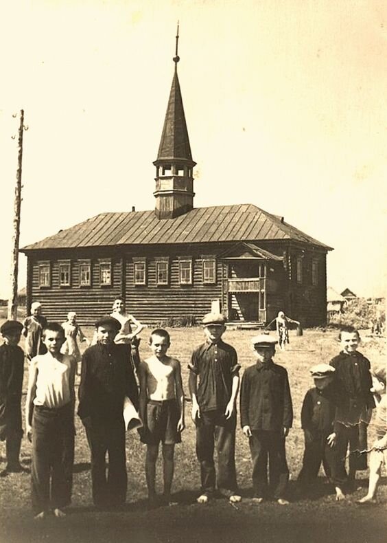 У мечети мечети XIX в. в с.Средняя Елюзань, фото 1920-ых г. https://www.pinterest.ru/pin/365143482272861370/