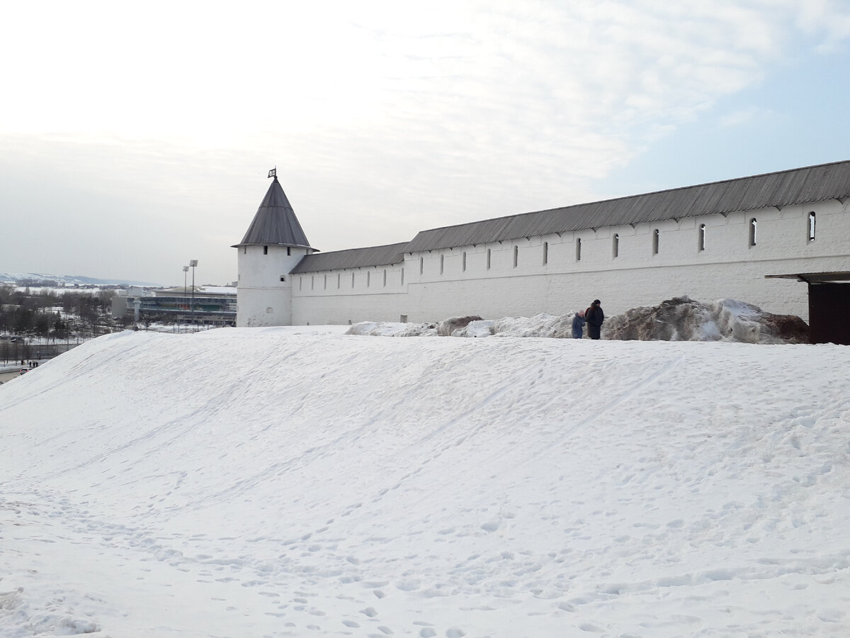 Казанский кремль впервые построен в 12 веке, достраивался в 16-м. Фото автора.