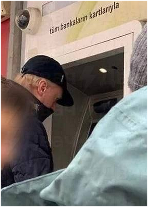 У банкомата...