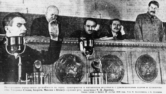 Кремль (1935). Слева направо: Лысенко, Косиор, Микоян, Андреев, Сталин.