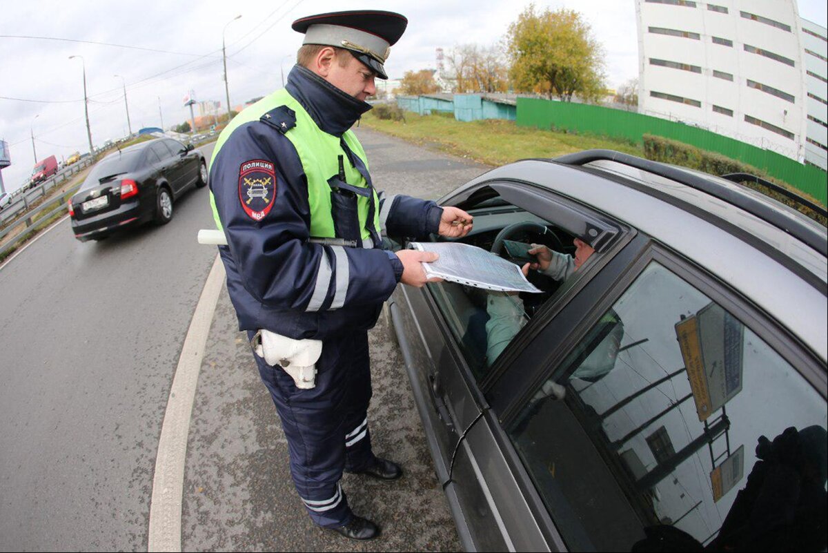 Гаишник забрал документы и ушел