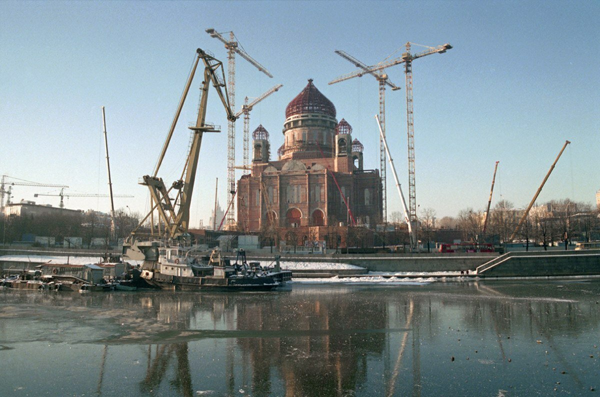 Парк у храма Христа Спасителя Москва