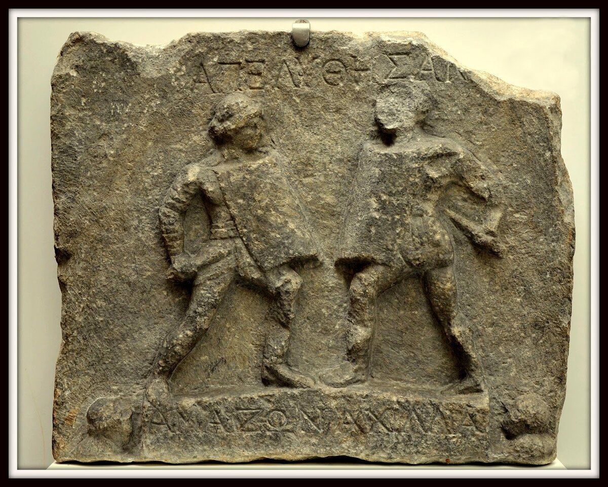 Галикарнакский барельеф с изображением женщин - гладиаторов