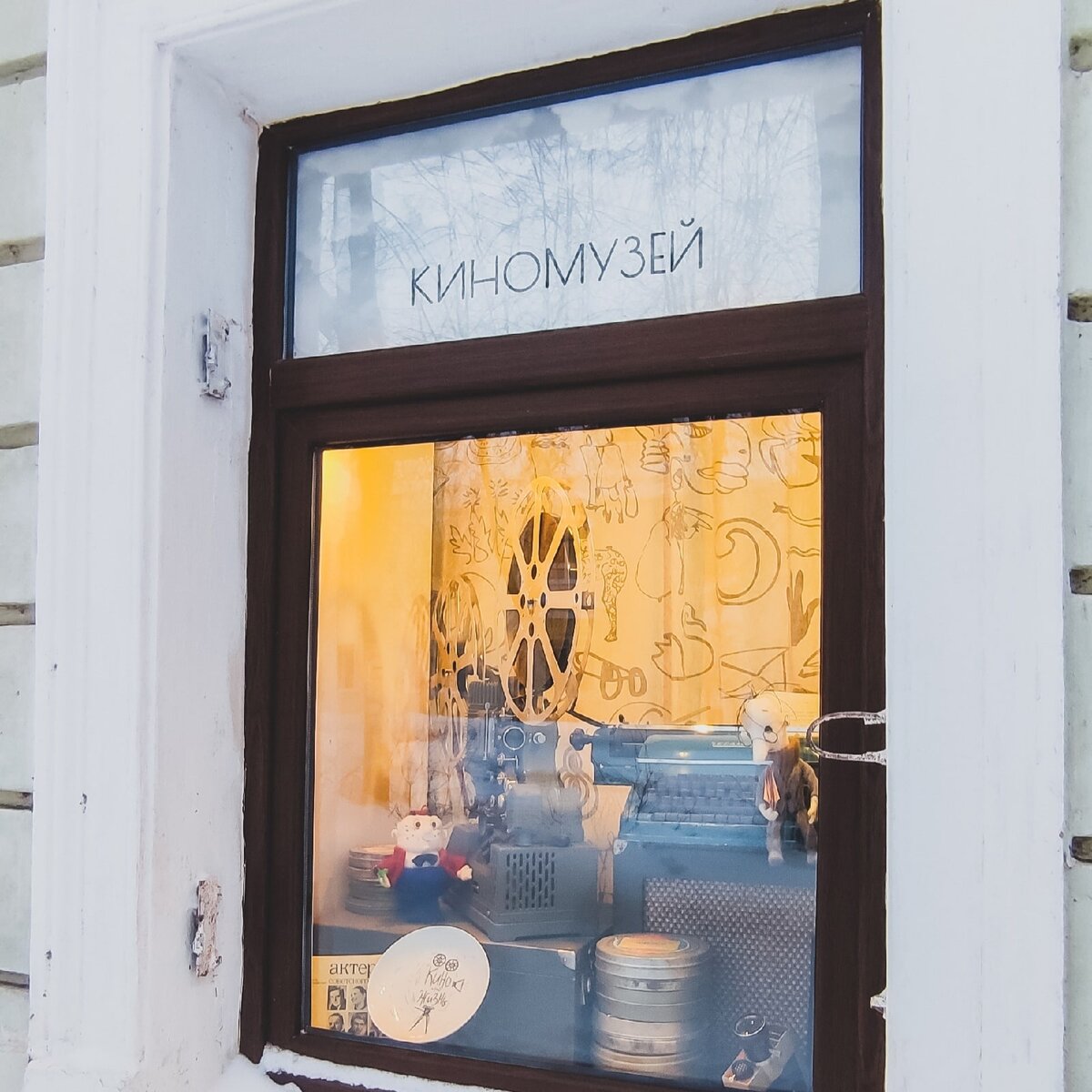 Со стороны улицы в окнах тоже расположены несколько экспонатов. Так что здание сложно перепутать.