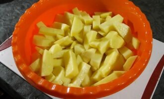 Мелко нарезать картофель