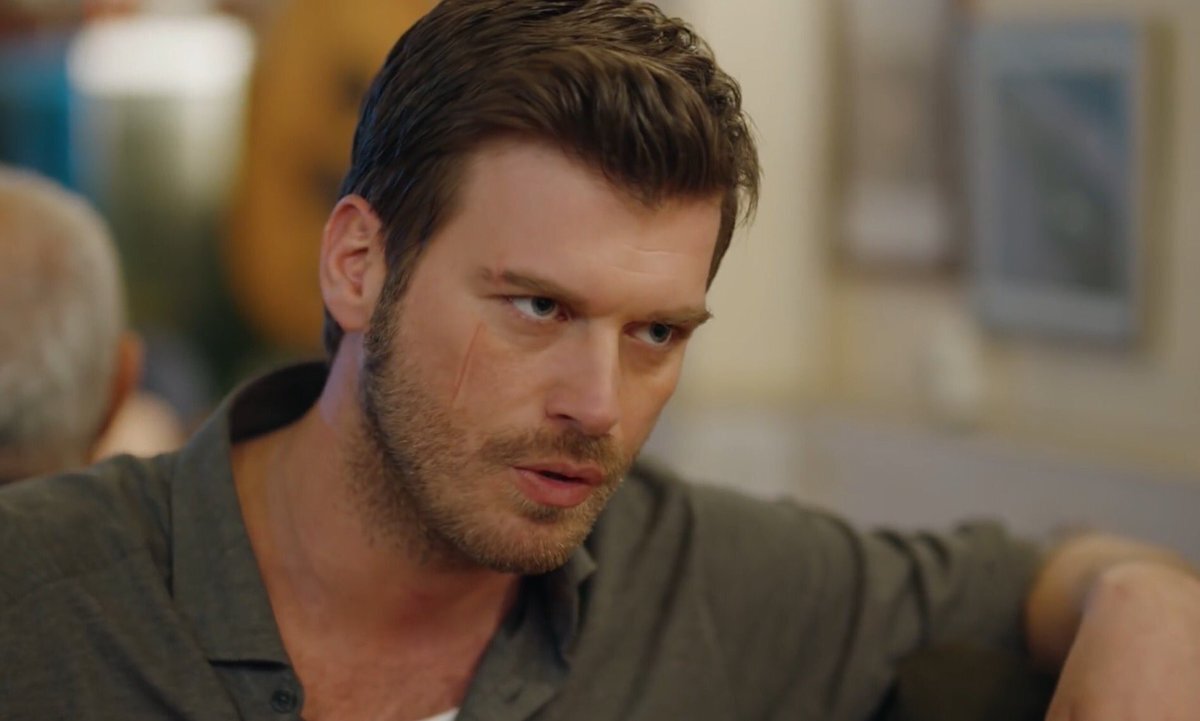 Кадир - невероятно добрый и мужественный полицейский. Его детские и юношеские годы прошли в приюте. 