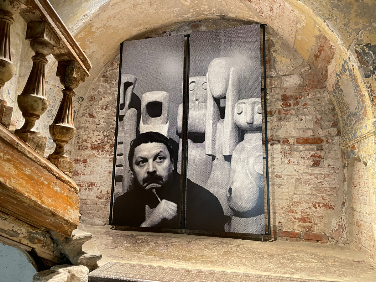 Вход в пространство выставки.