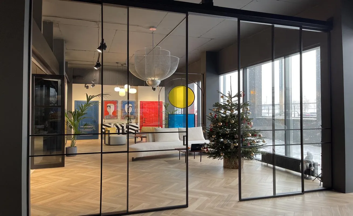 Перегородка из стекла отделяет две зоны, выглядит невесомой.