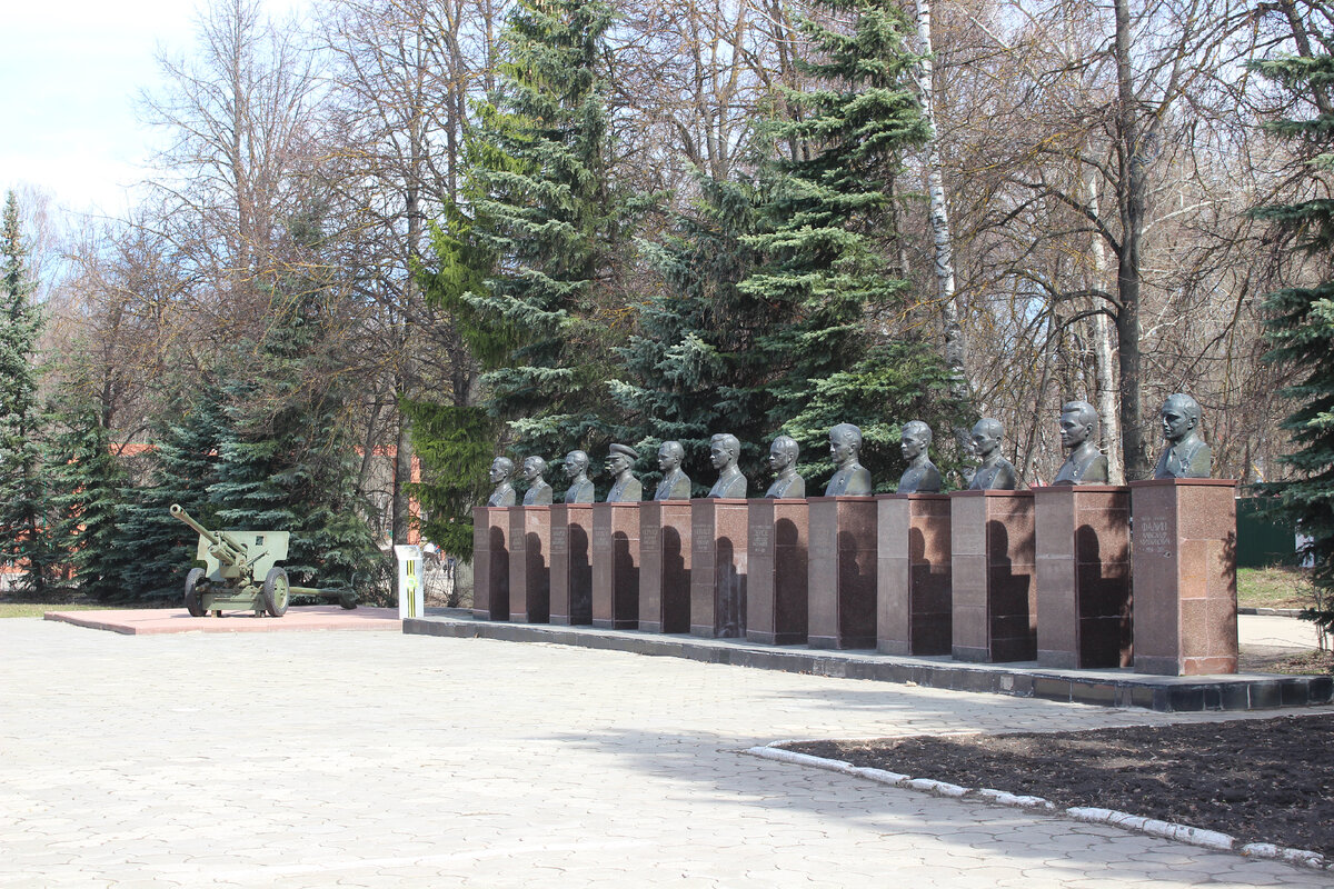 Розовые комсомольцы, макет Шуховской башни, Тауэрский мост, остановка-зонт  и памятник гусю; бюст Гагарина, Гайдара и Маркса - это Арзамас | Олег  Еверзов | Дзен