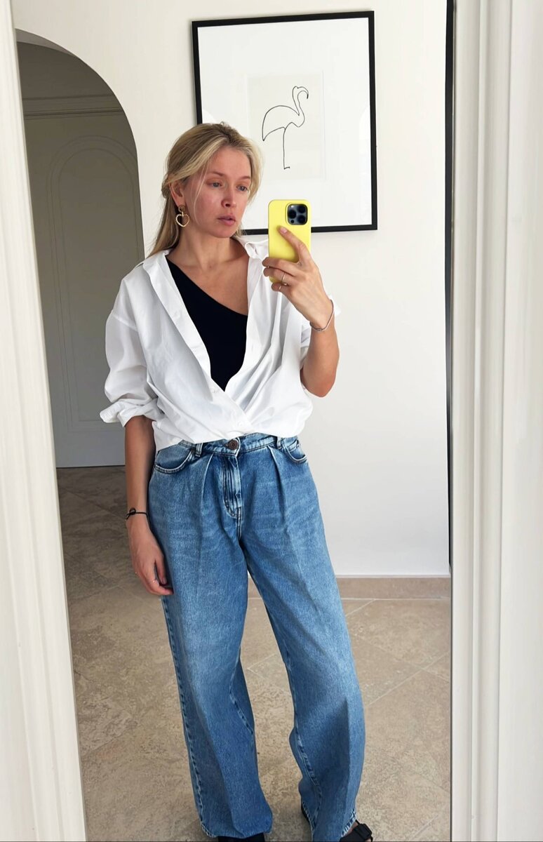    Вера Брежнева сделала селфи в зеркало Соцсети Веры Брежневой