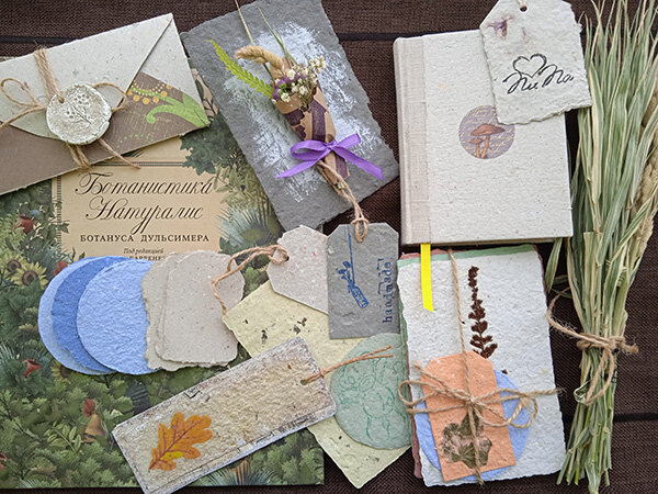 Из бумаги ручного отлива получаются очень симпатичные изделия: открытки, закладки для книг, конверты, блокноты, бирки, визитки, коробочки...