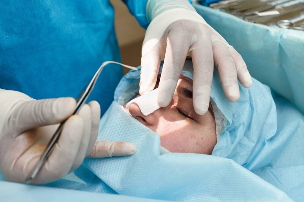 Давит Испирян на операции. Фото с сайта пластического хирурга Давита Испиряна. Имеются противопоказания, требуется консультация специалиста